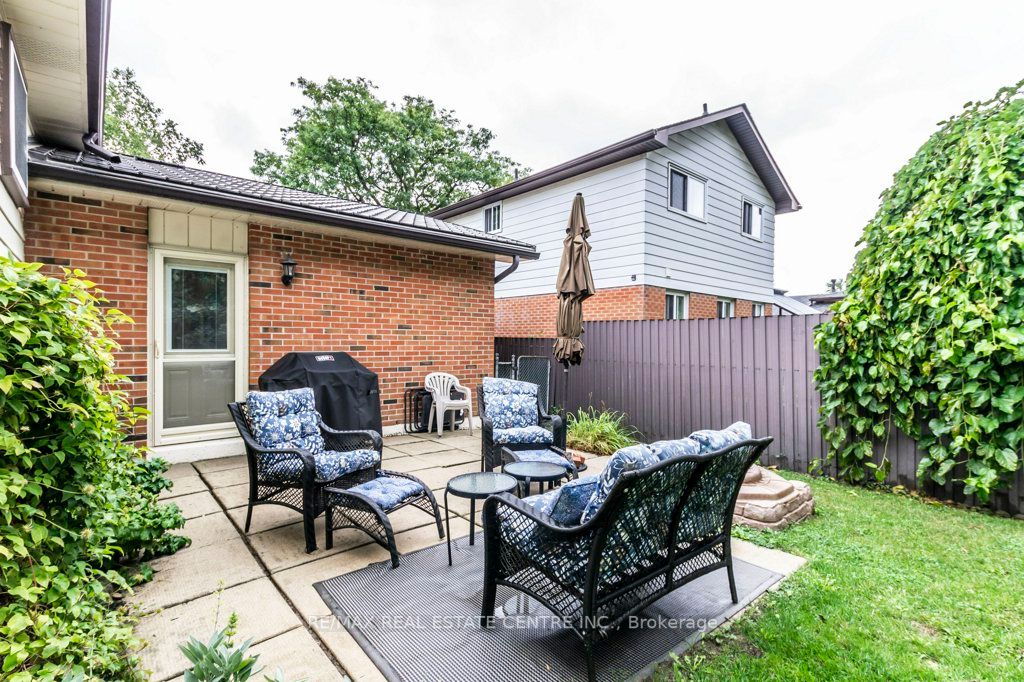 33 Lorne Scots Dr