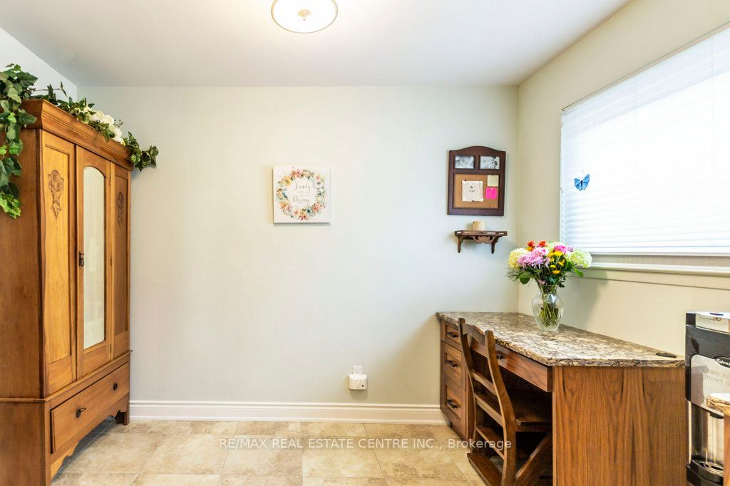 33 Lorne Scots Dr