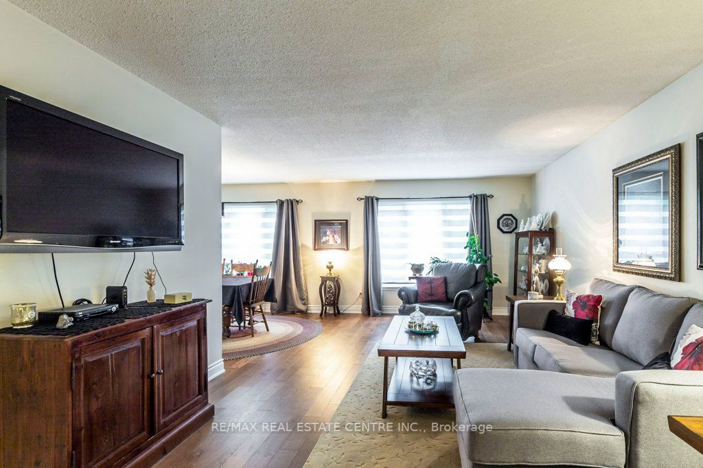 33 Lorne Scots Dr