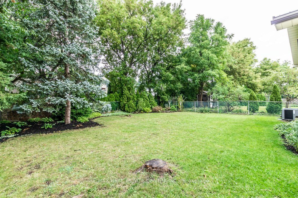 33 Lorne Scots Dr