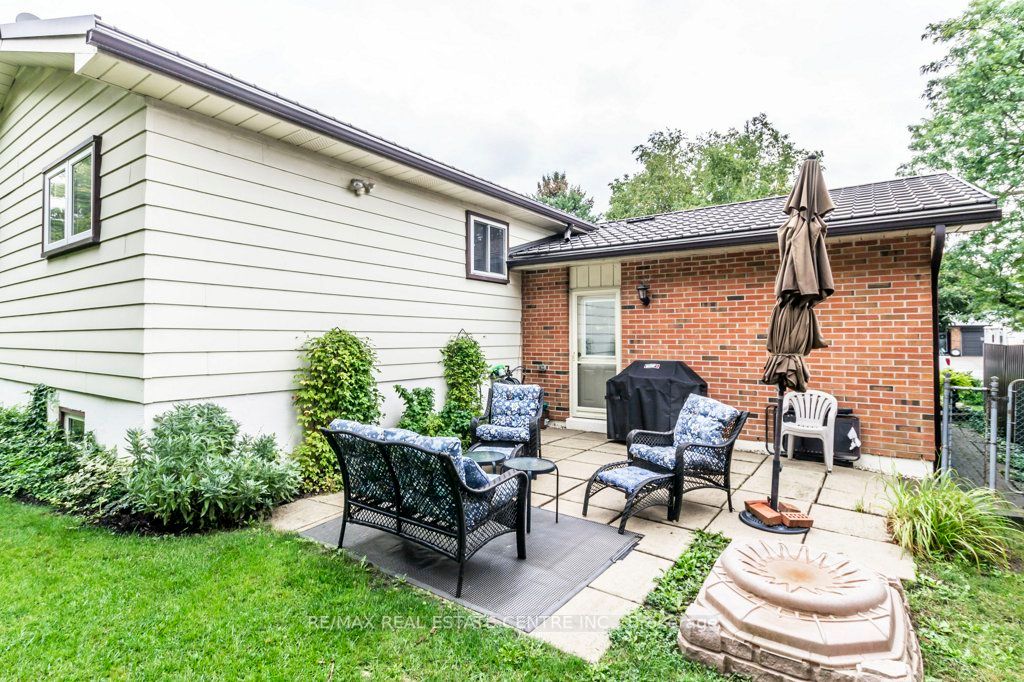 33 Lorne Scots Dr