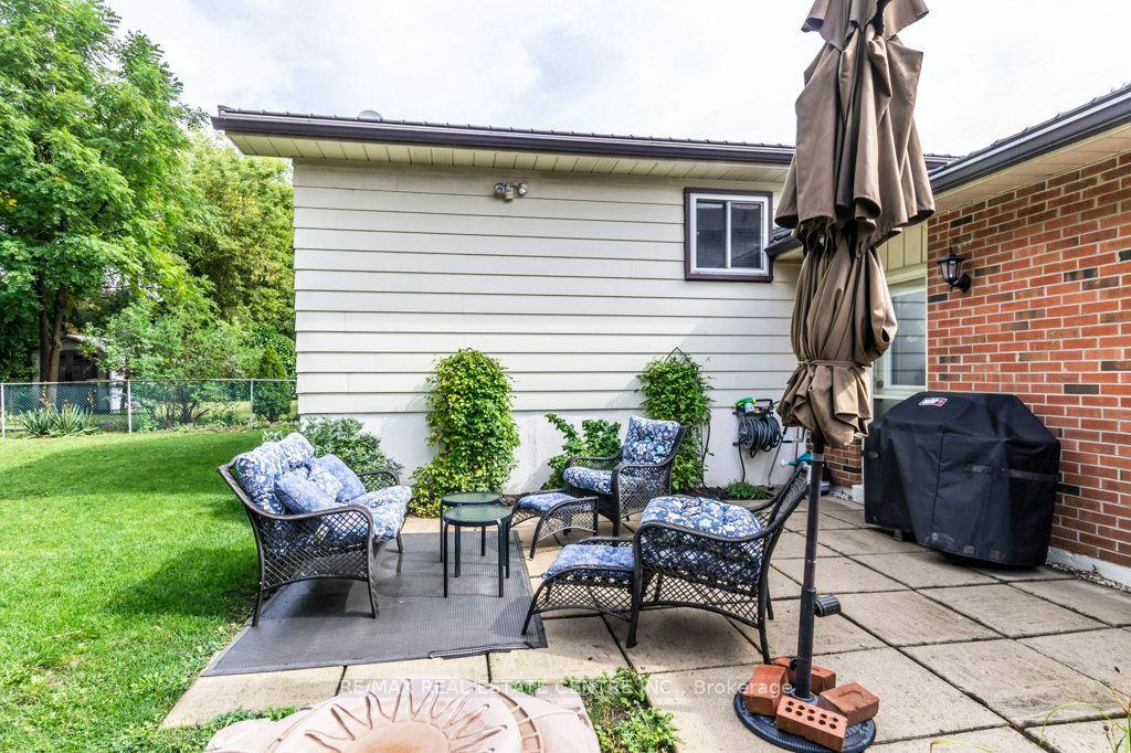 33 Lorne Scots Dr