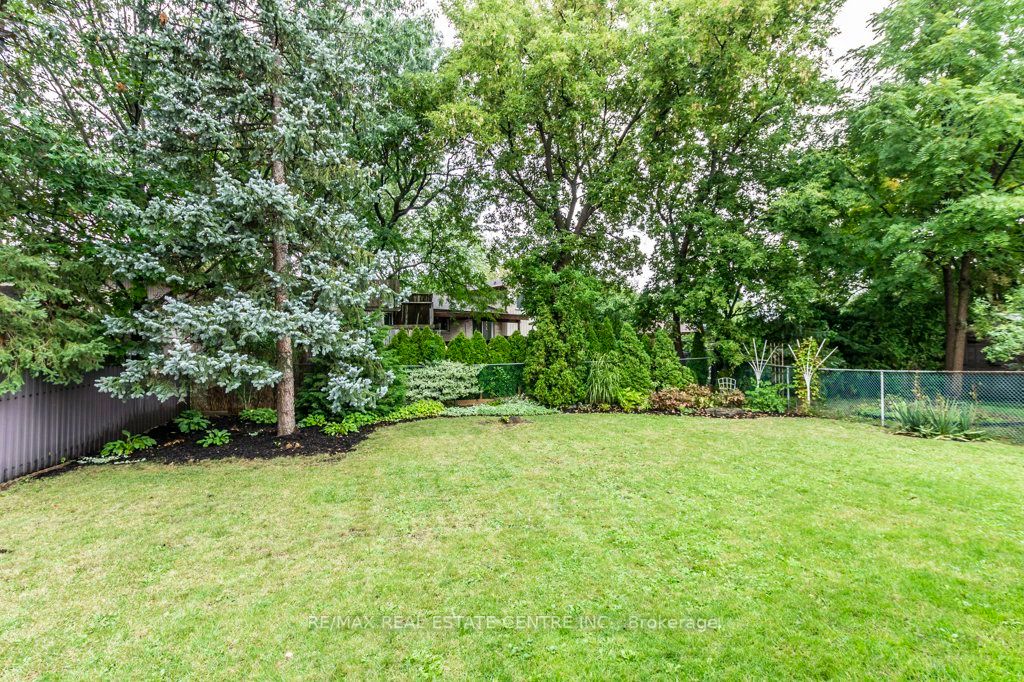 33 Lorne Scots Dr