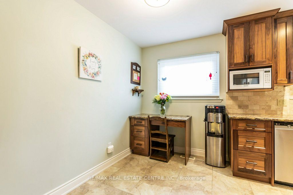 33 Lorne Scots Dr