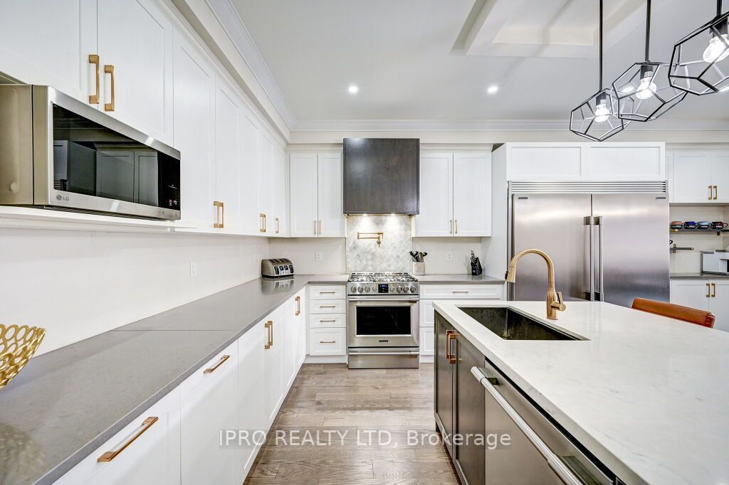 160 Upper Canada Crt
