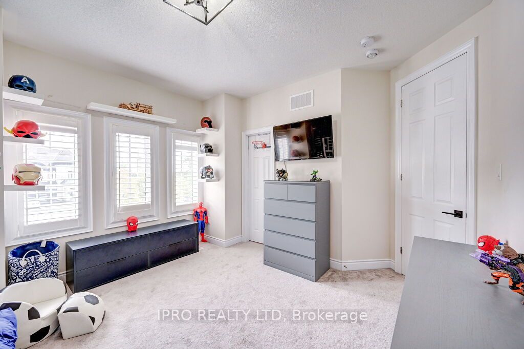 160 Upper Canada Crt