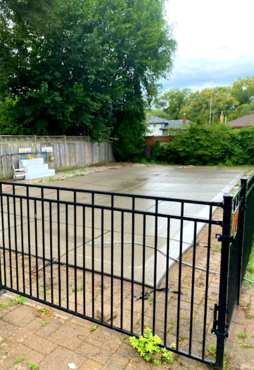 401 Dorchester Cres