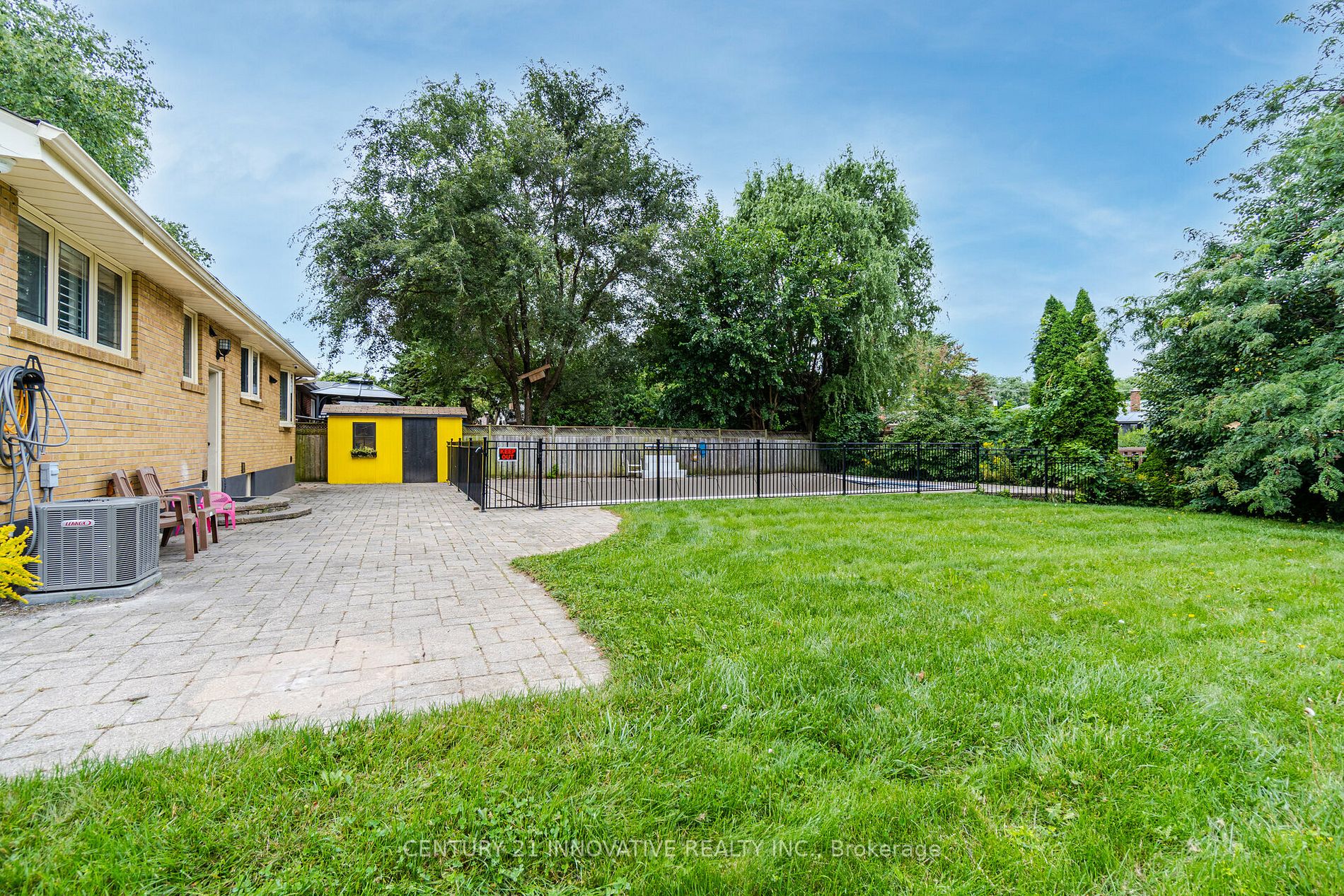 401 Dorchester Cres