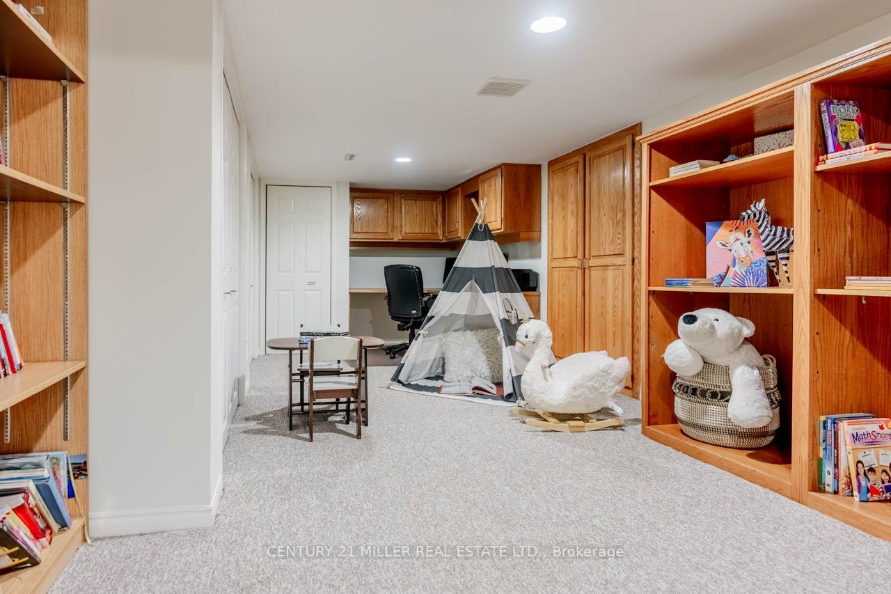 501 Mathewman Cres