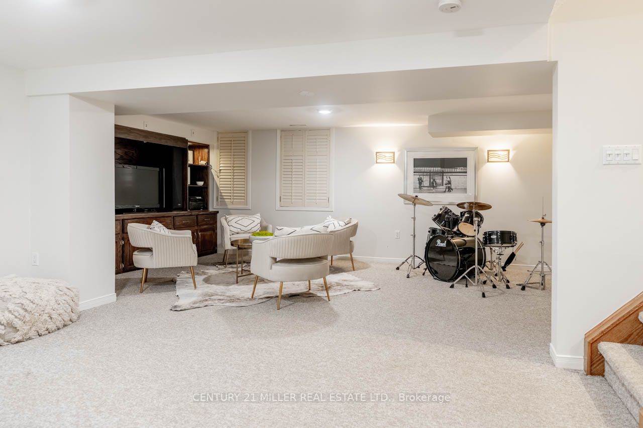 501 Mathewman Cres
