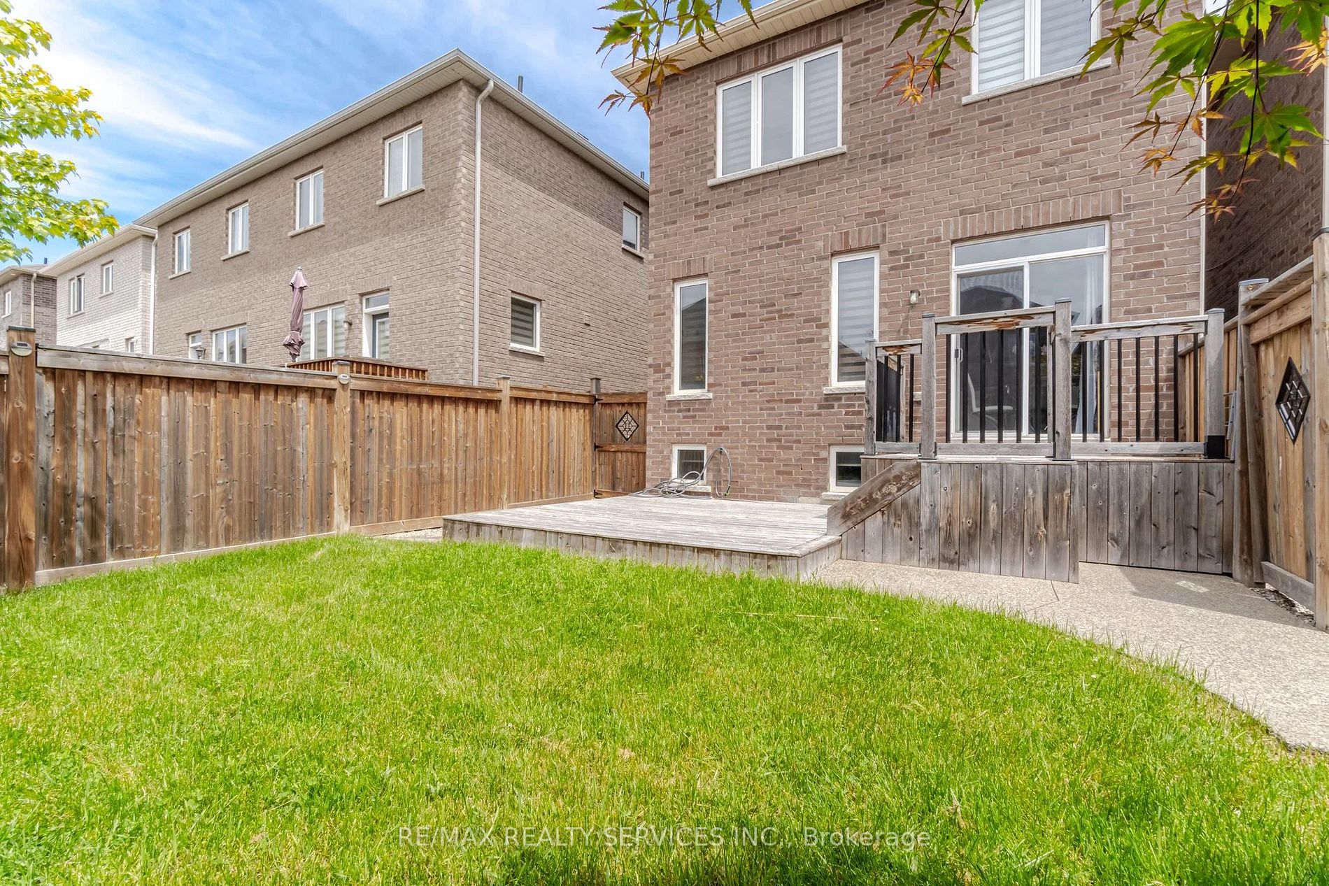 76 Blackberry Valley Crescent