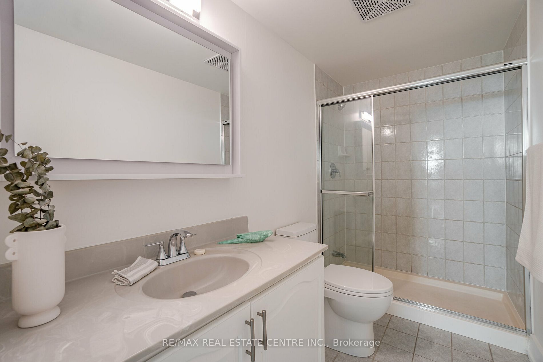 200 Burnhamthorpe Rd E, #1406