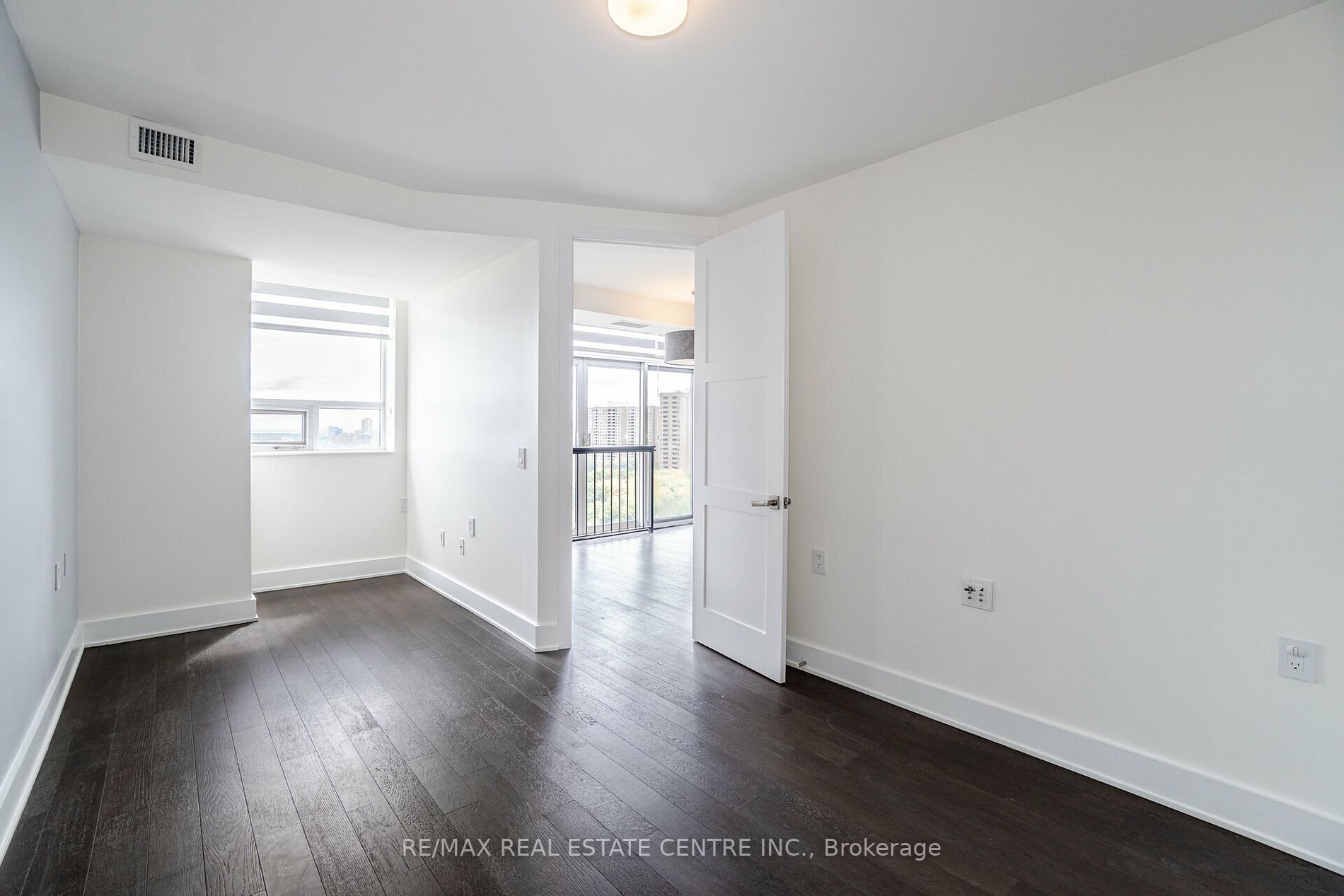 200 Burnhamthorpe Rd E, #1406