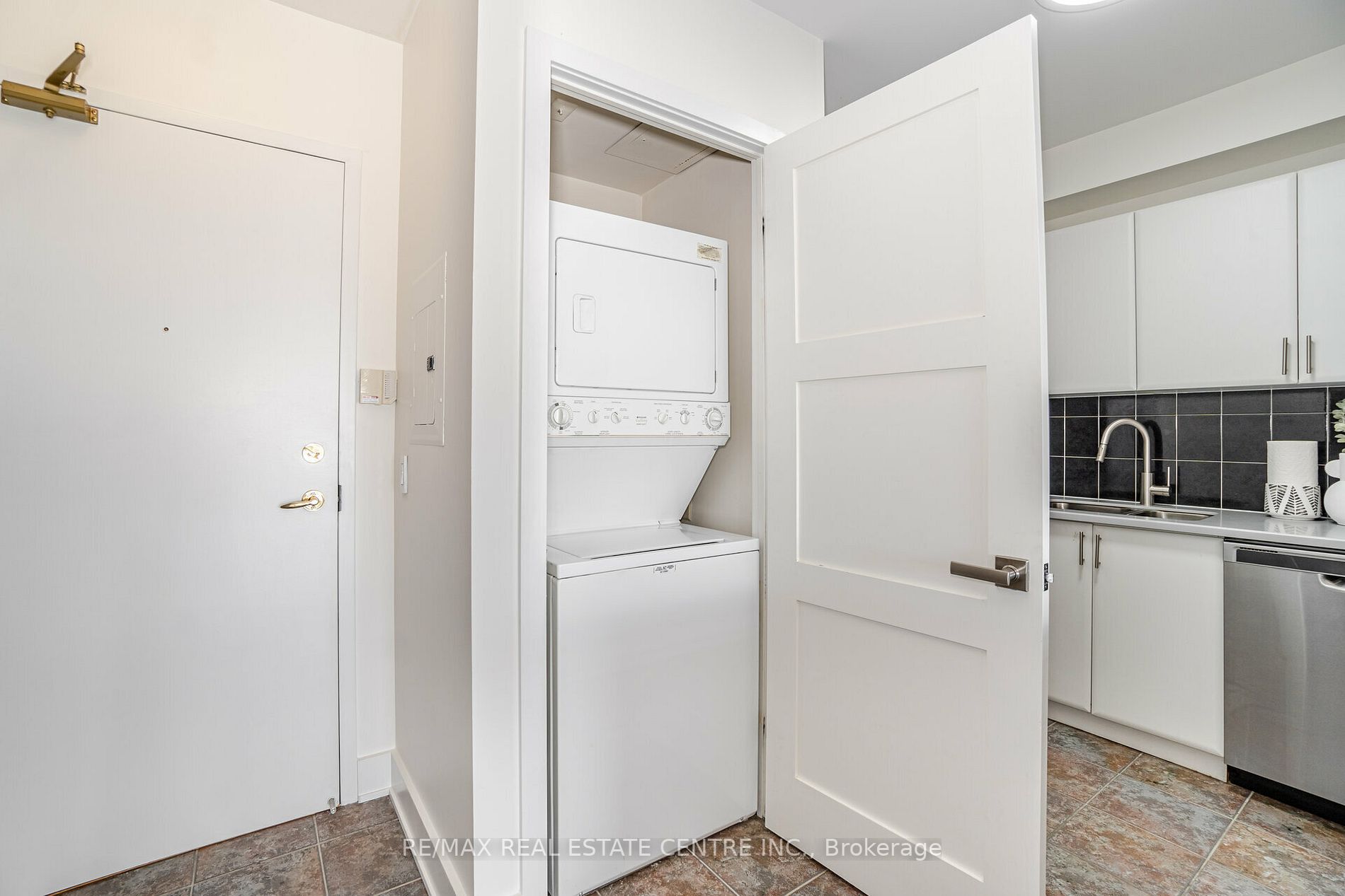 200 Burnhamthorpe Rd E, #1406