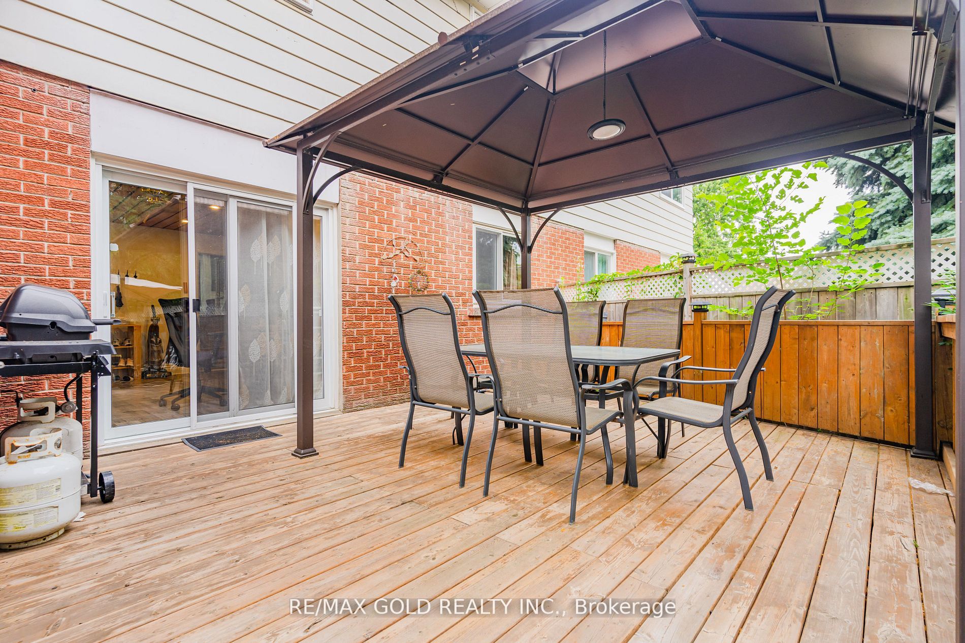 122 Earnscliffe Circ