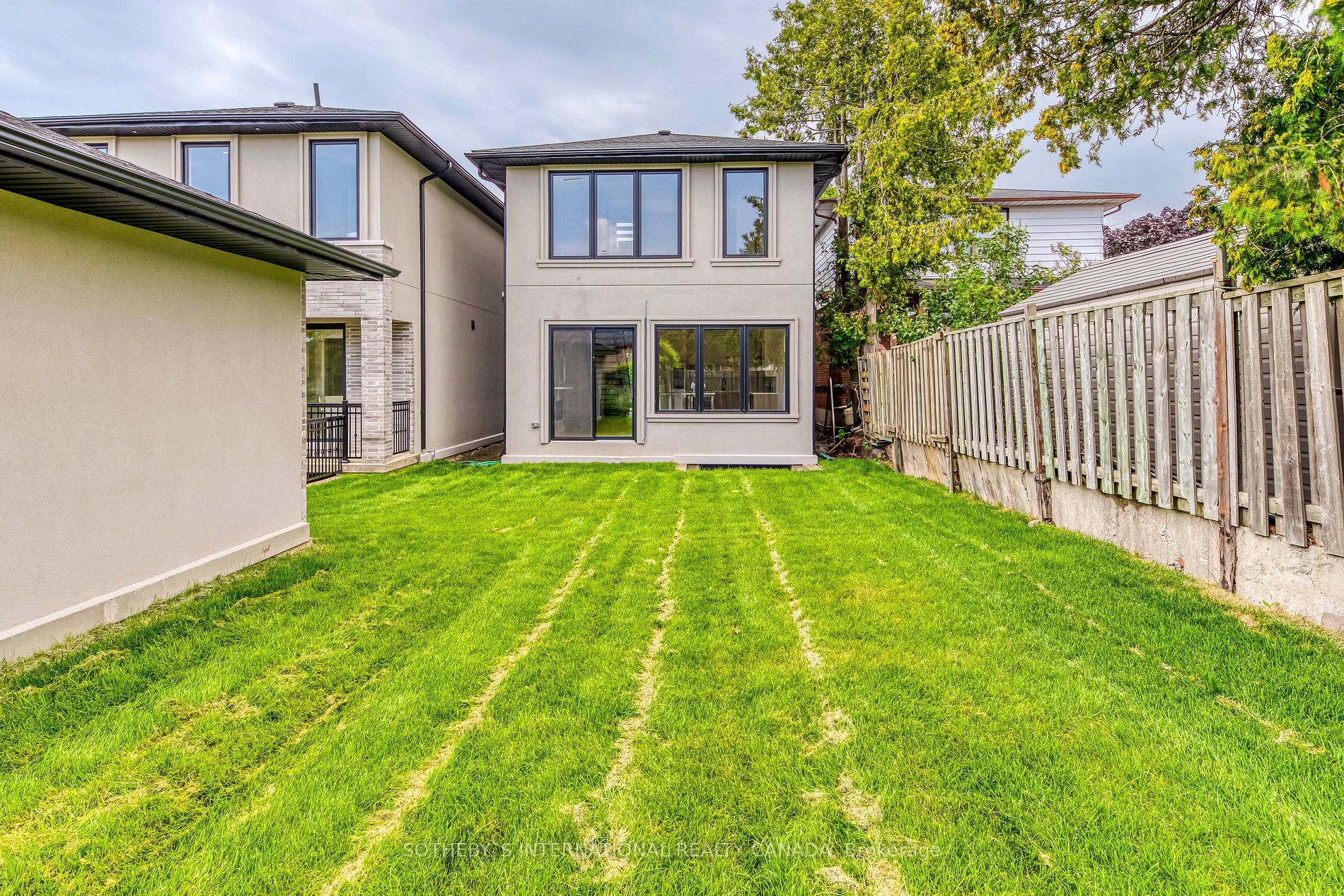 1039 Greaves Ave