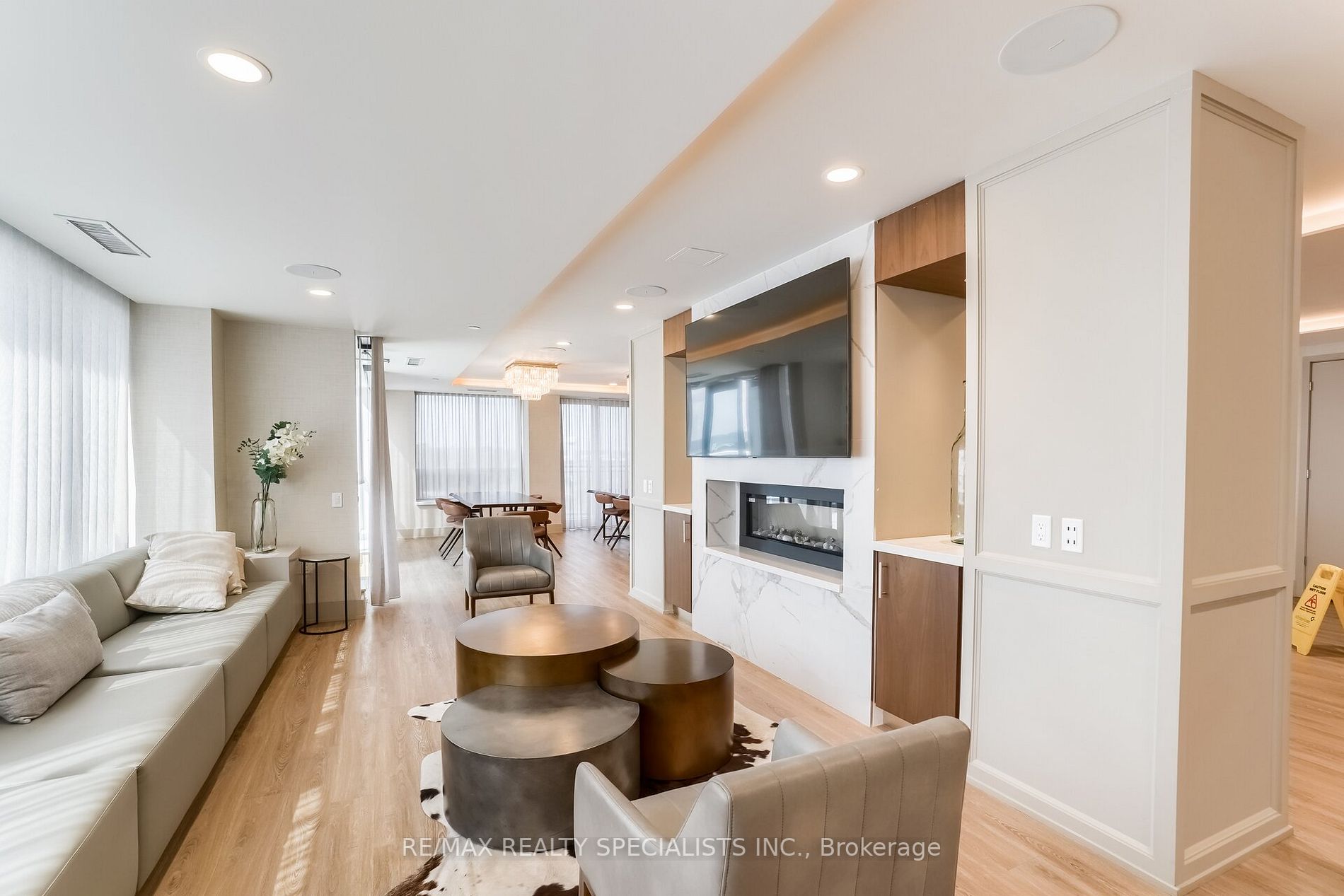 1050 Main St E, #624