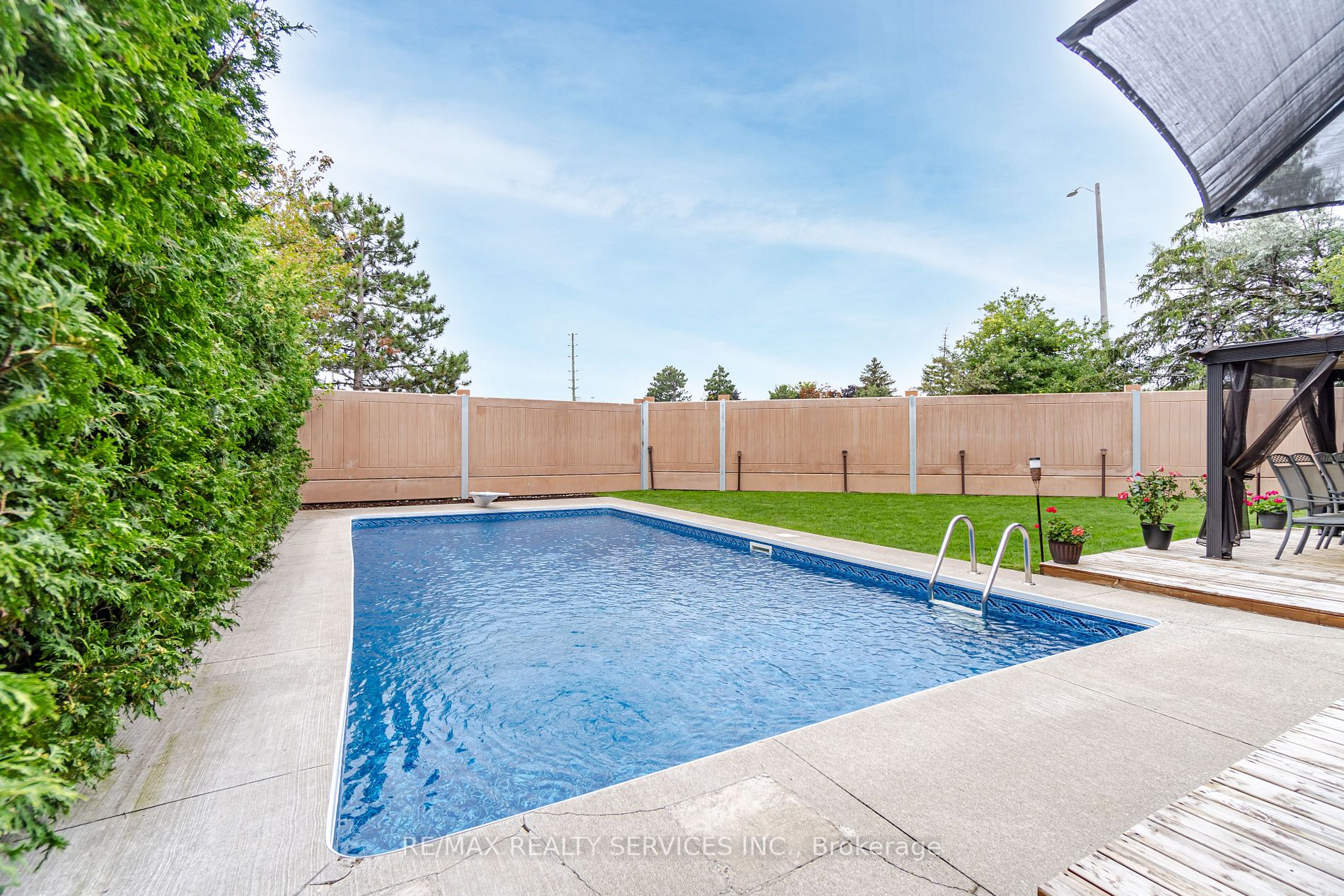 24 Madelaine Cres