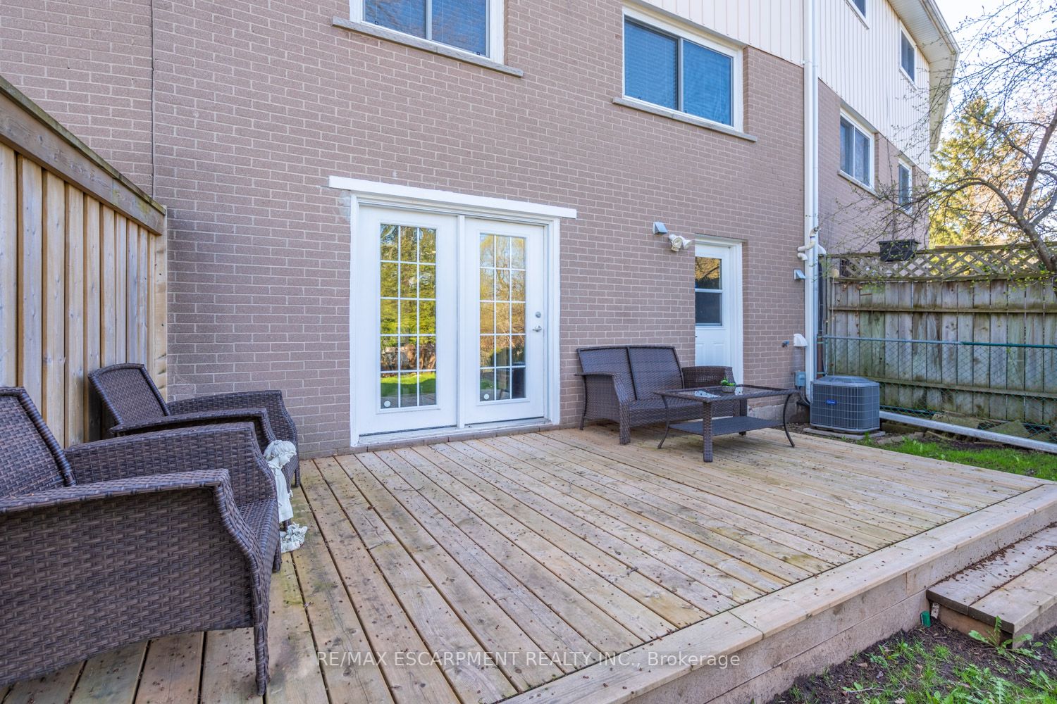 96 Oakdale Dr