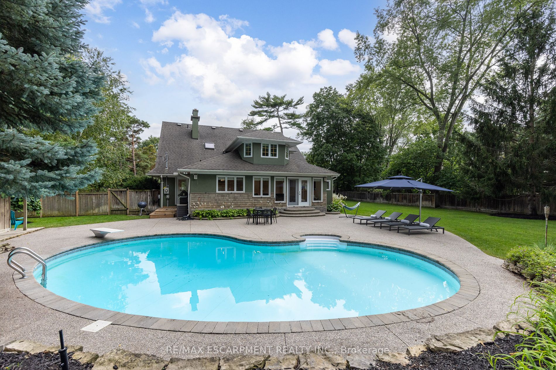 1247 Cumnock Crescent