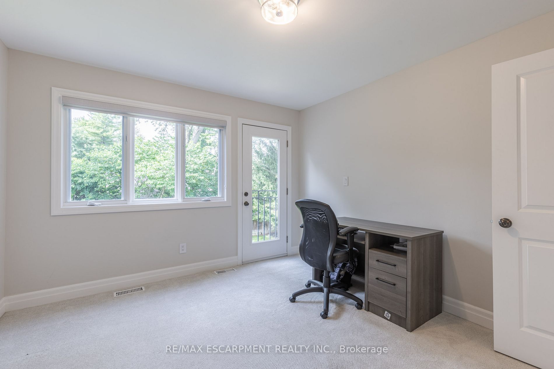 1247 Cumnock Crescent