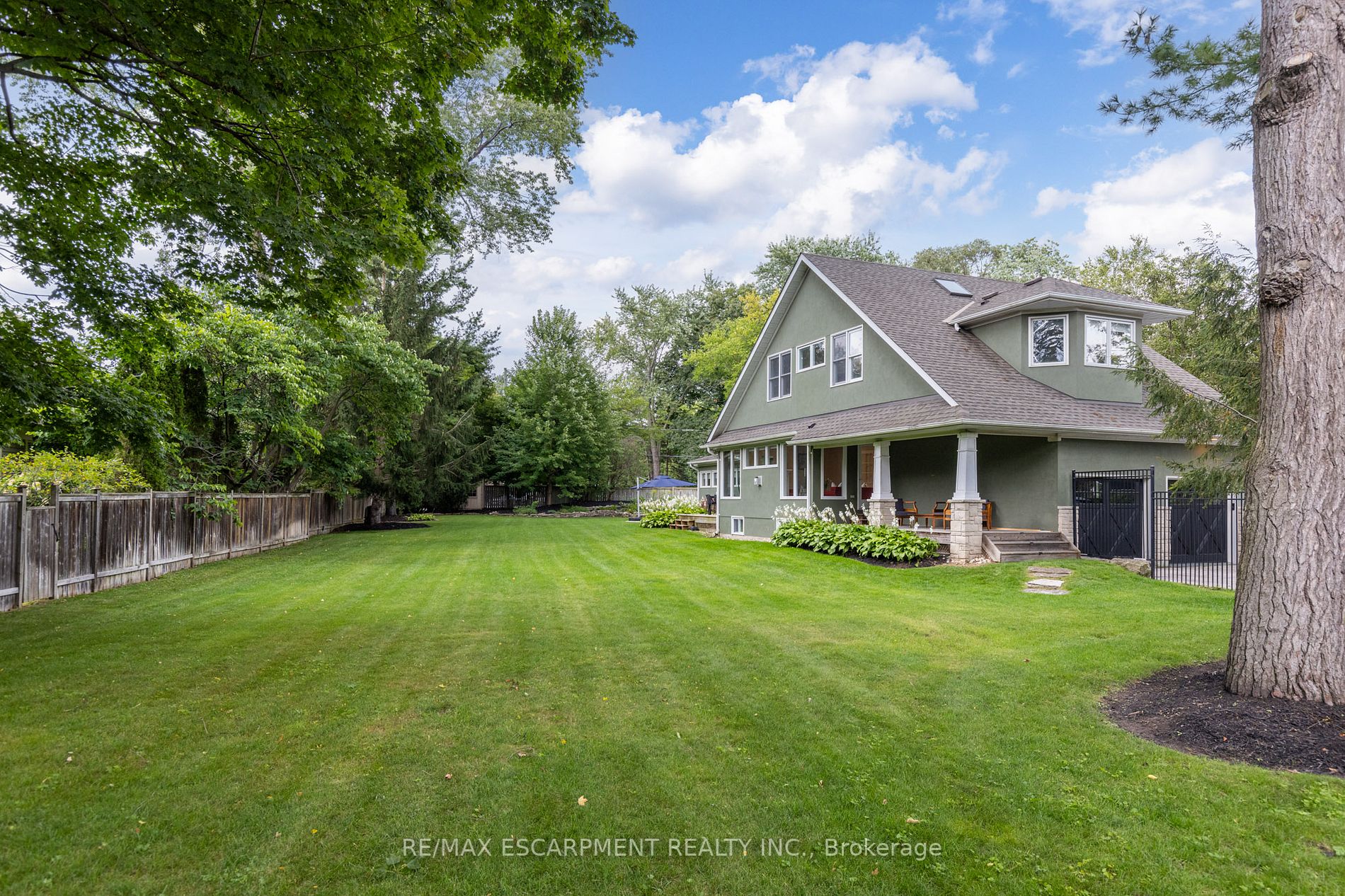 1247 Cumnock Crescent