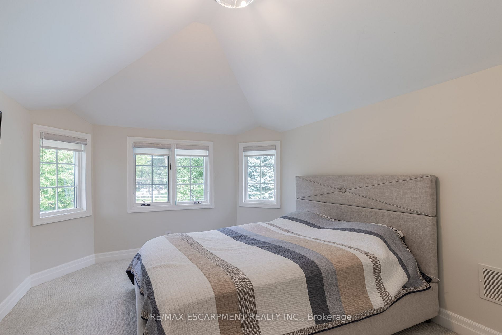 1247 Cumnock Crescent