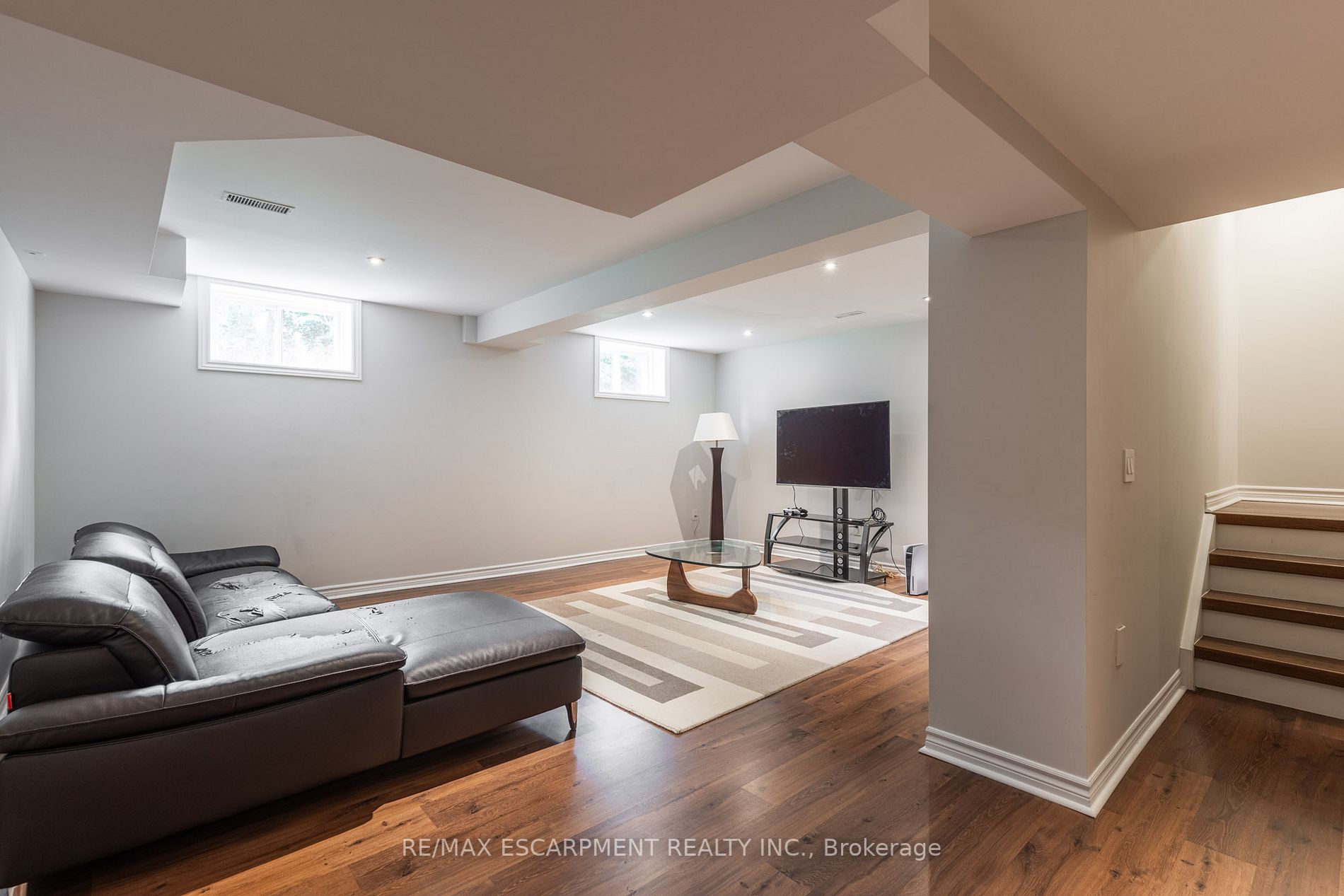 1247 Cumnock Crescent