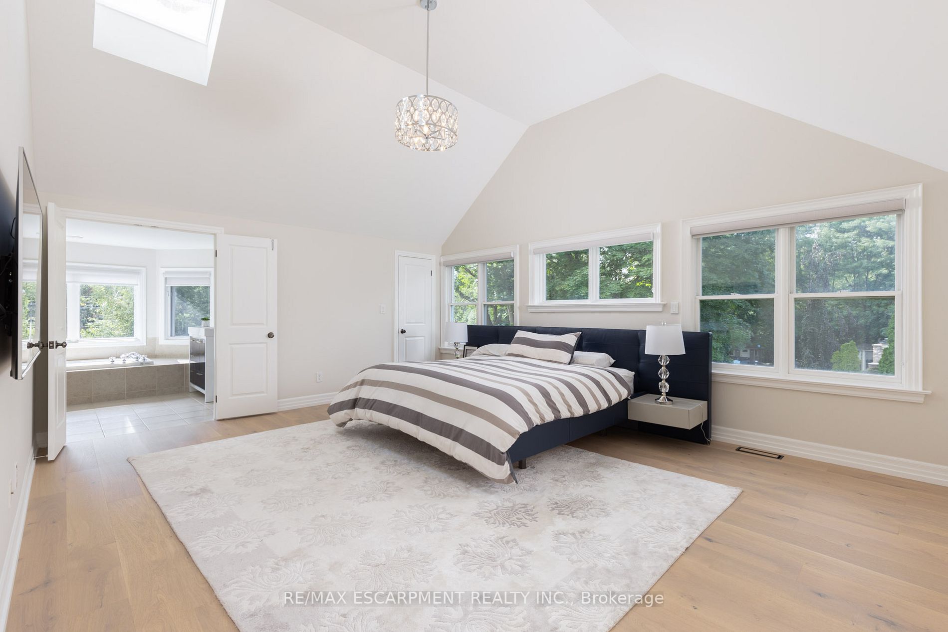 1247 Cumnock Crescent