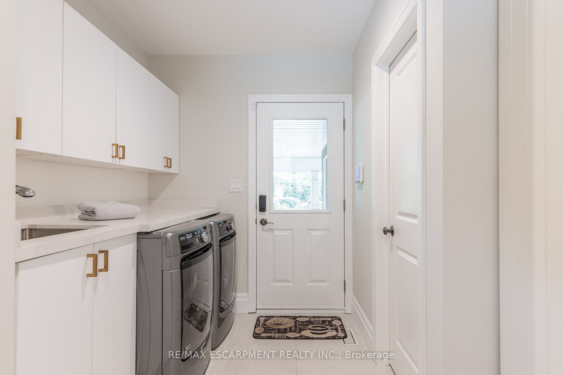 1247 Cumnock Crescent
