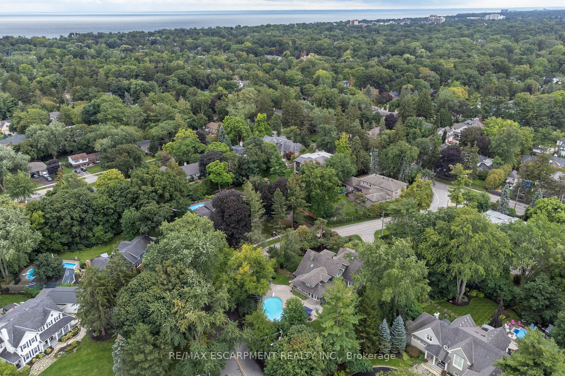 1247 Cumnock Crescent