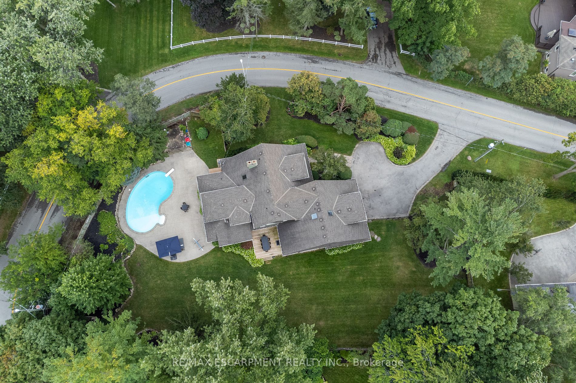 1247 Cumnock Crescent