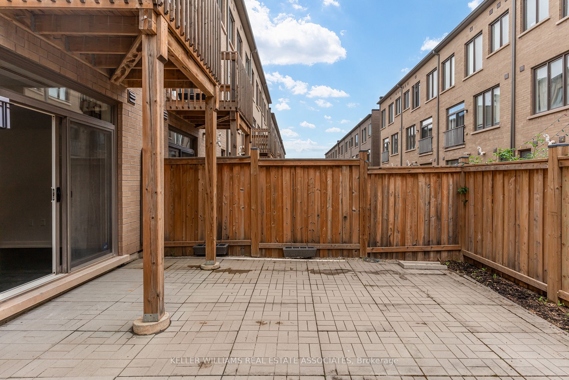 319 Squire Crescent