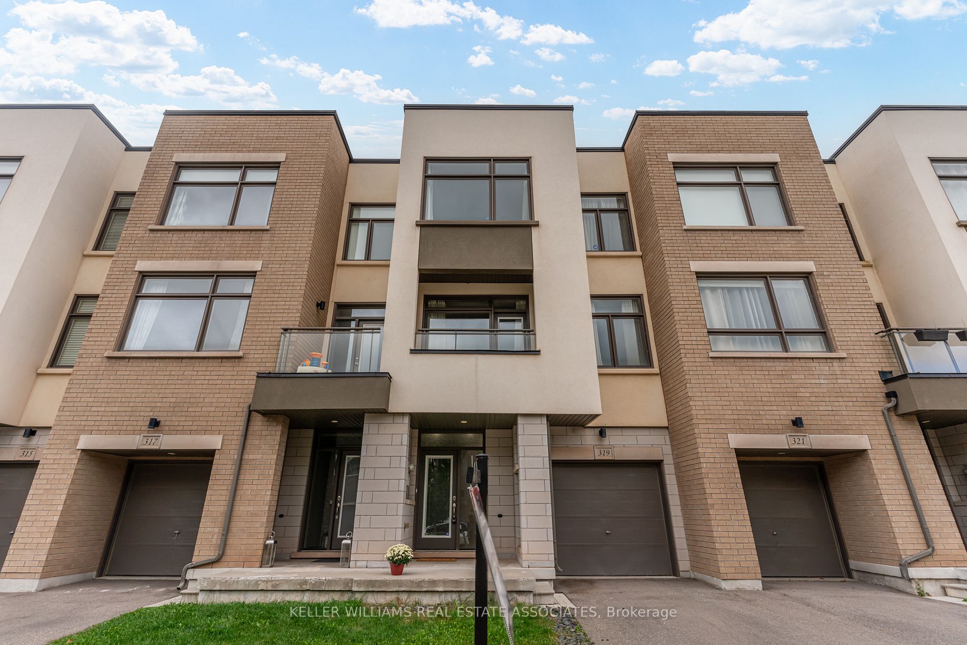 319 Squire Cres