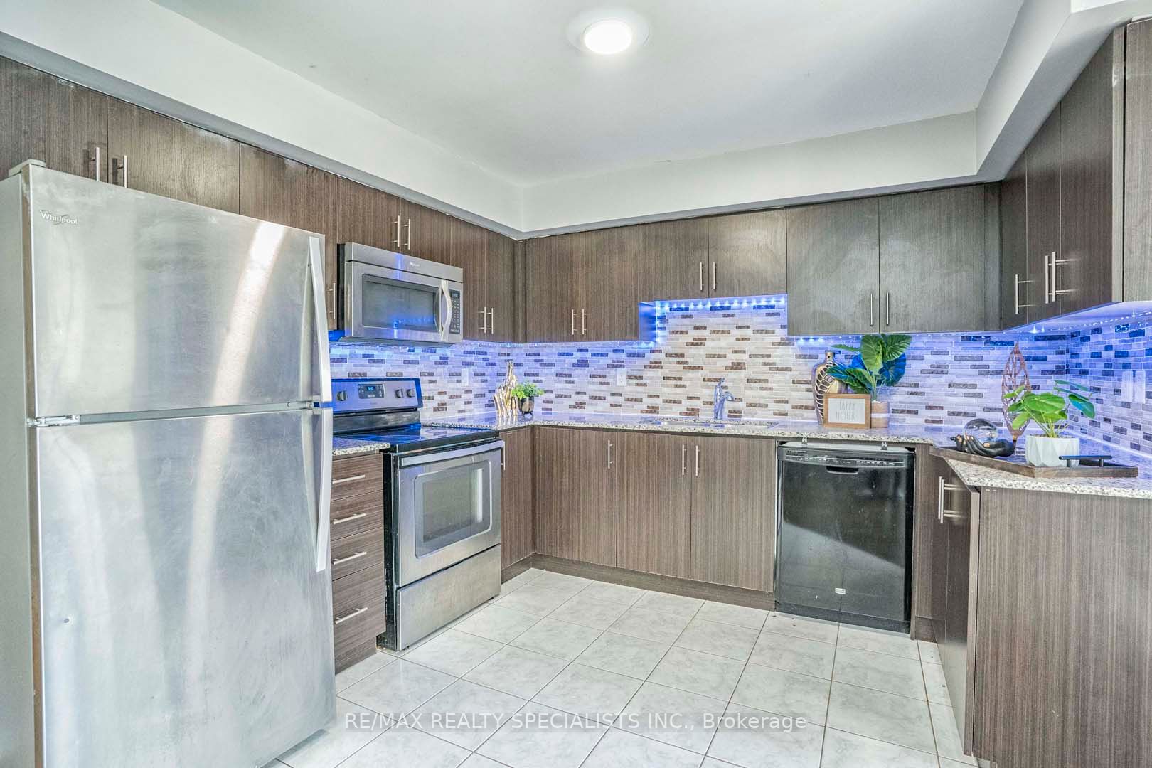 2500 Post Rd, #4