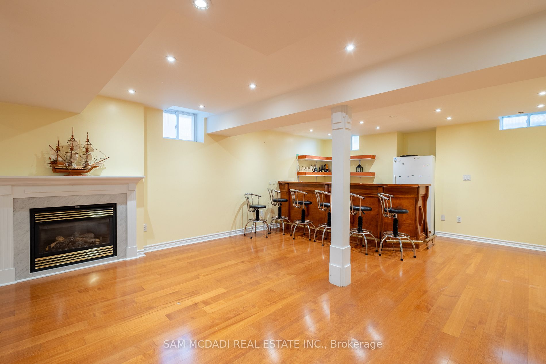 3435 Artesian Dr