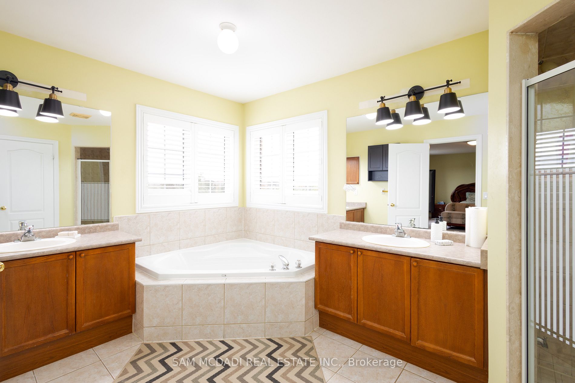 3435 Artesian Dr