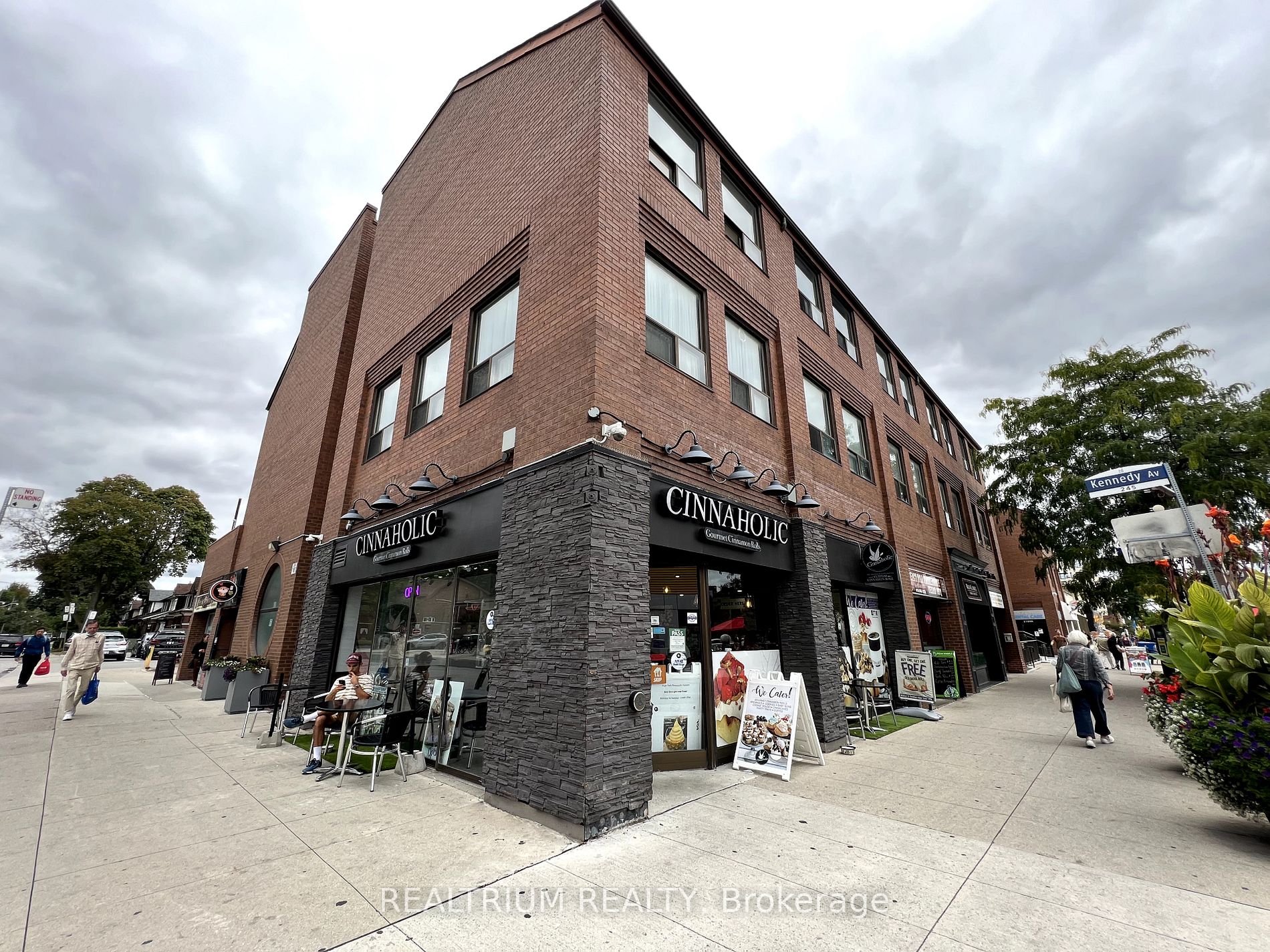 2190 Bloor St W