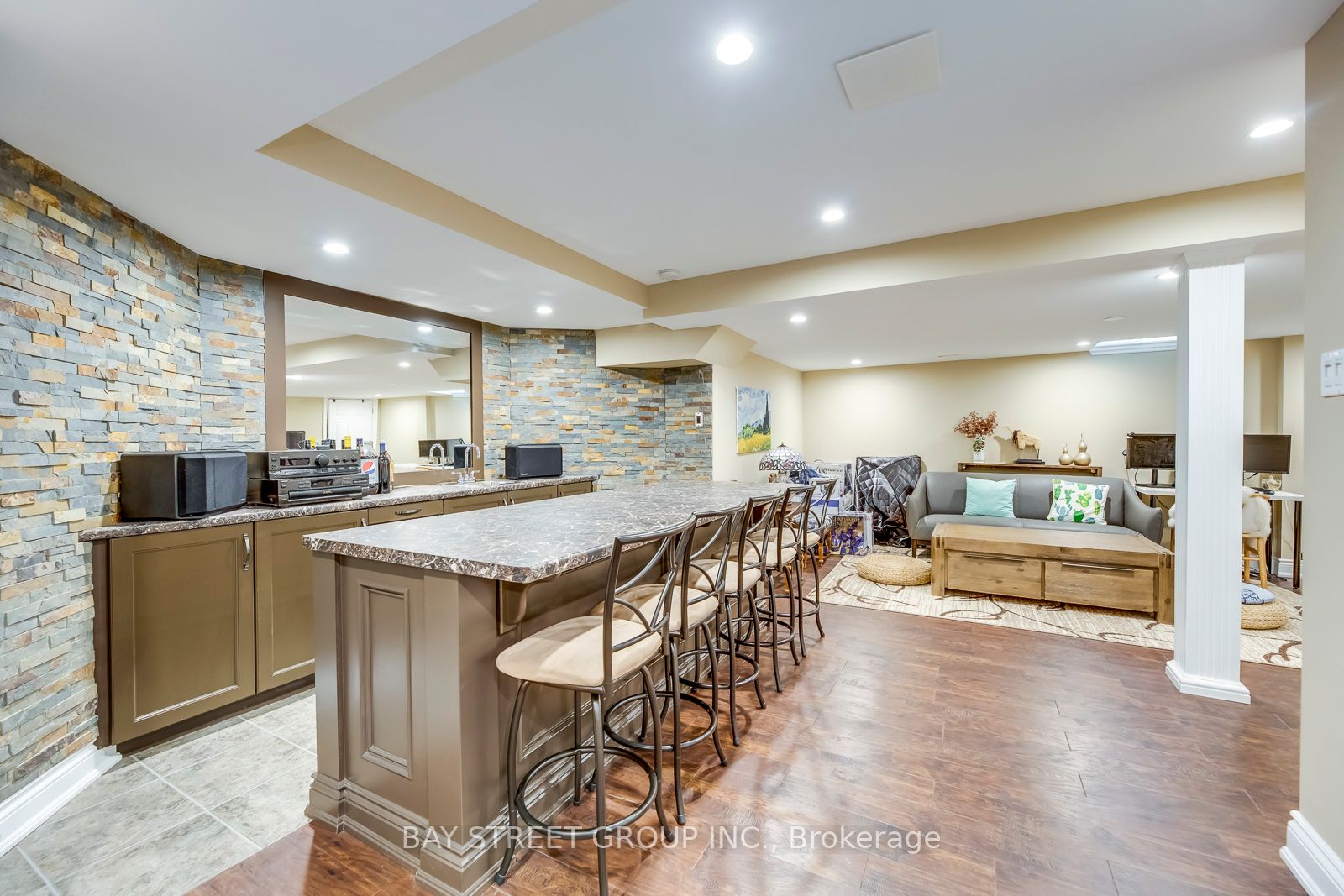 1469 Reeves Gate