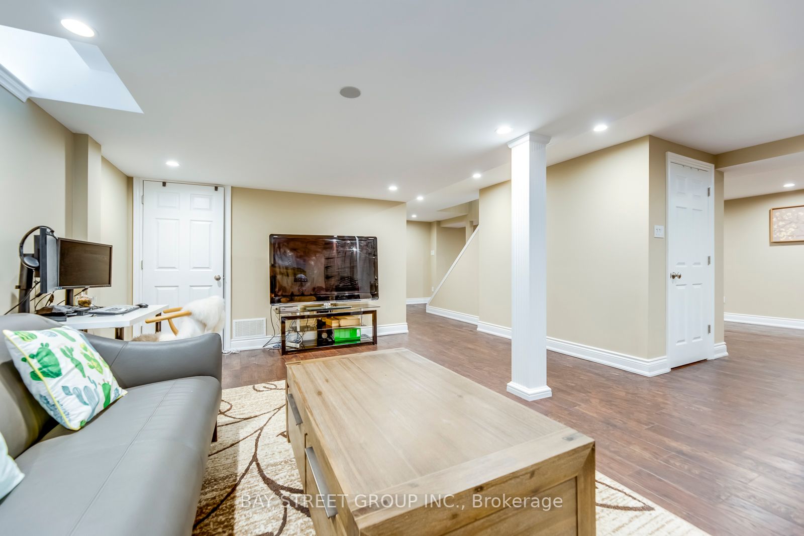 1469 Reeves Gate