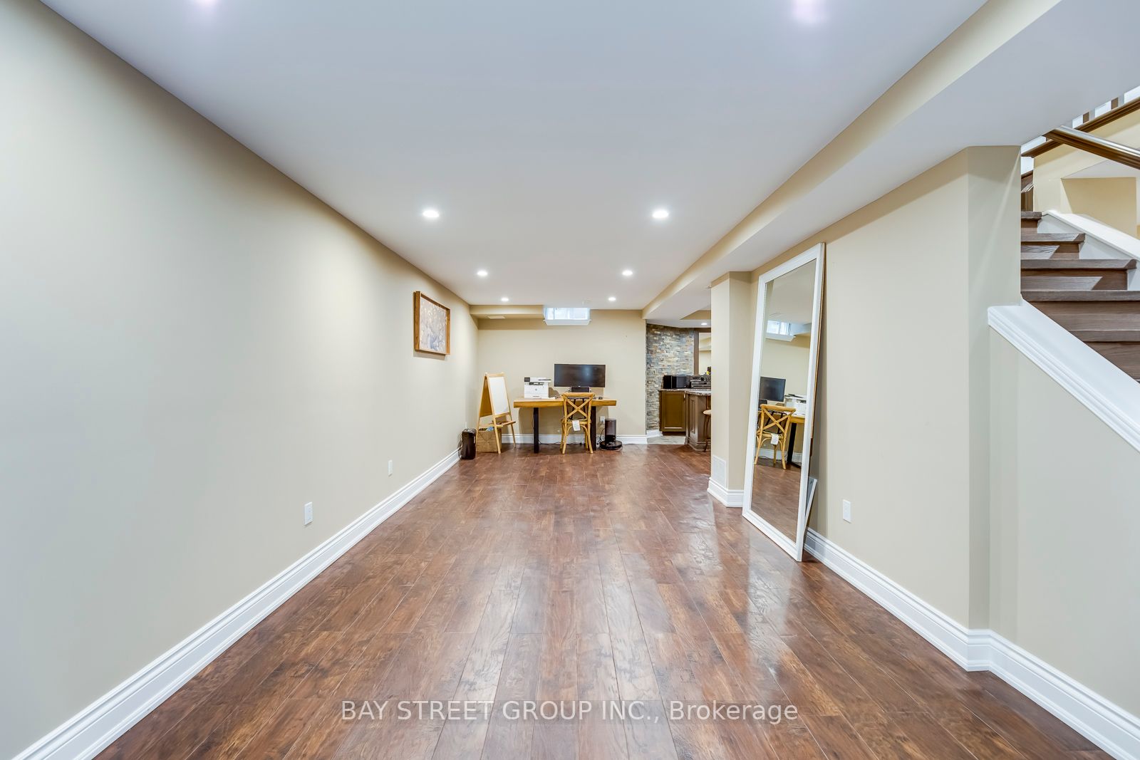 1469 Reeves Gate