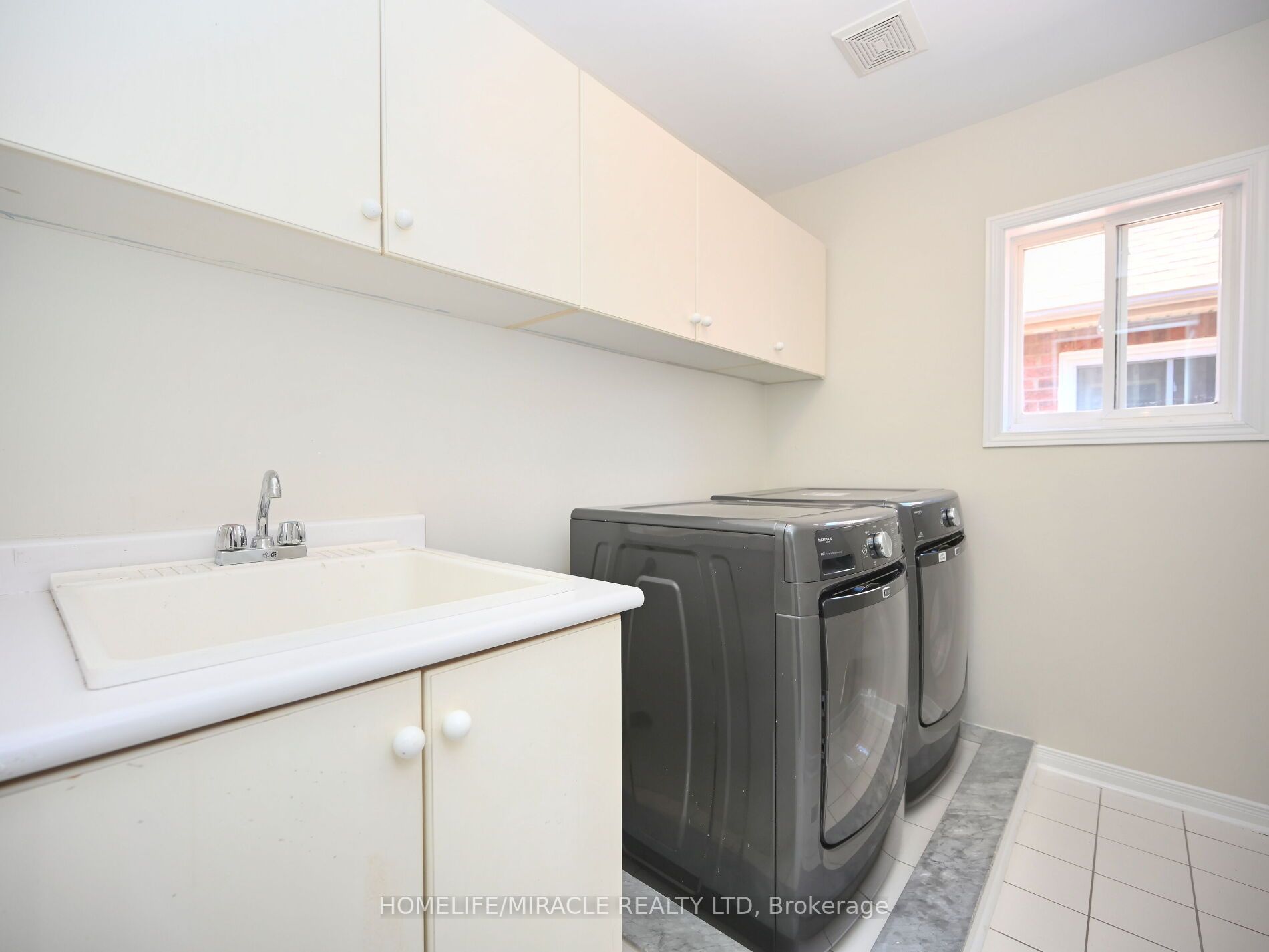 76 Pauline Cres