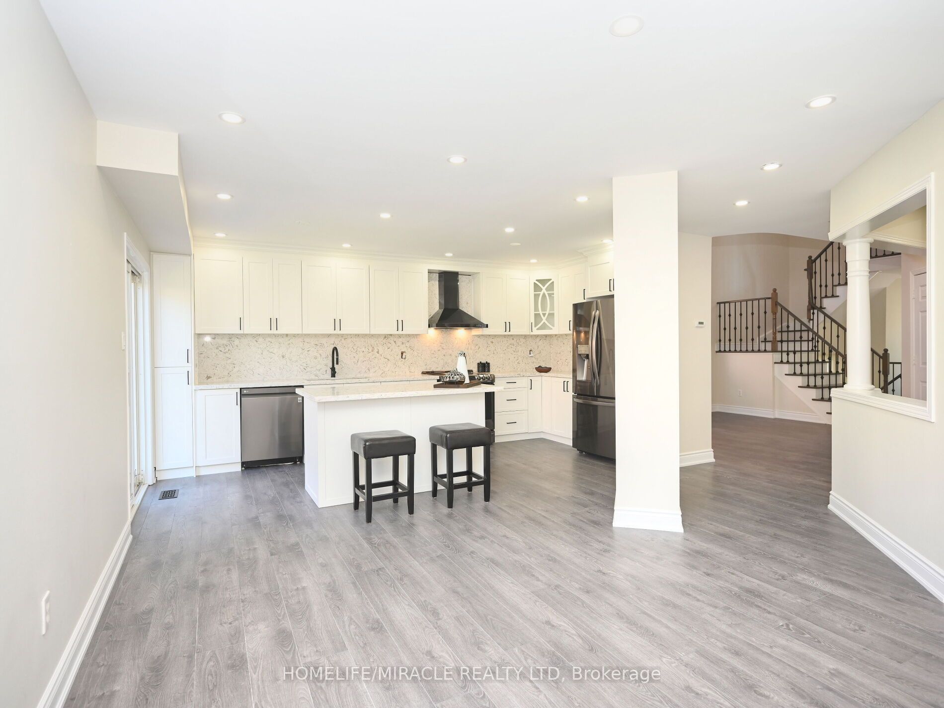 76 Pauline Cres