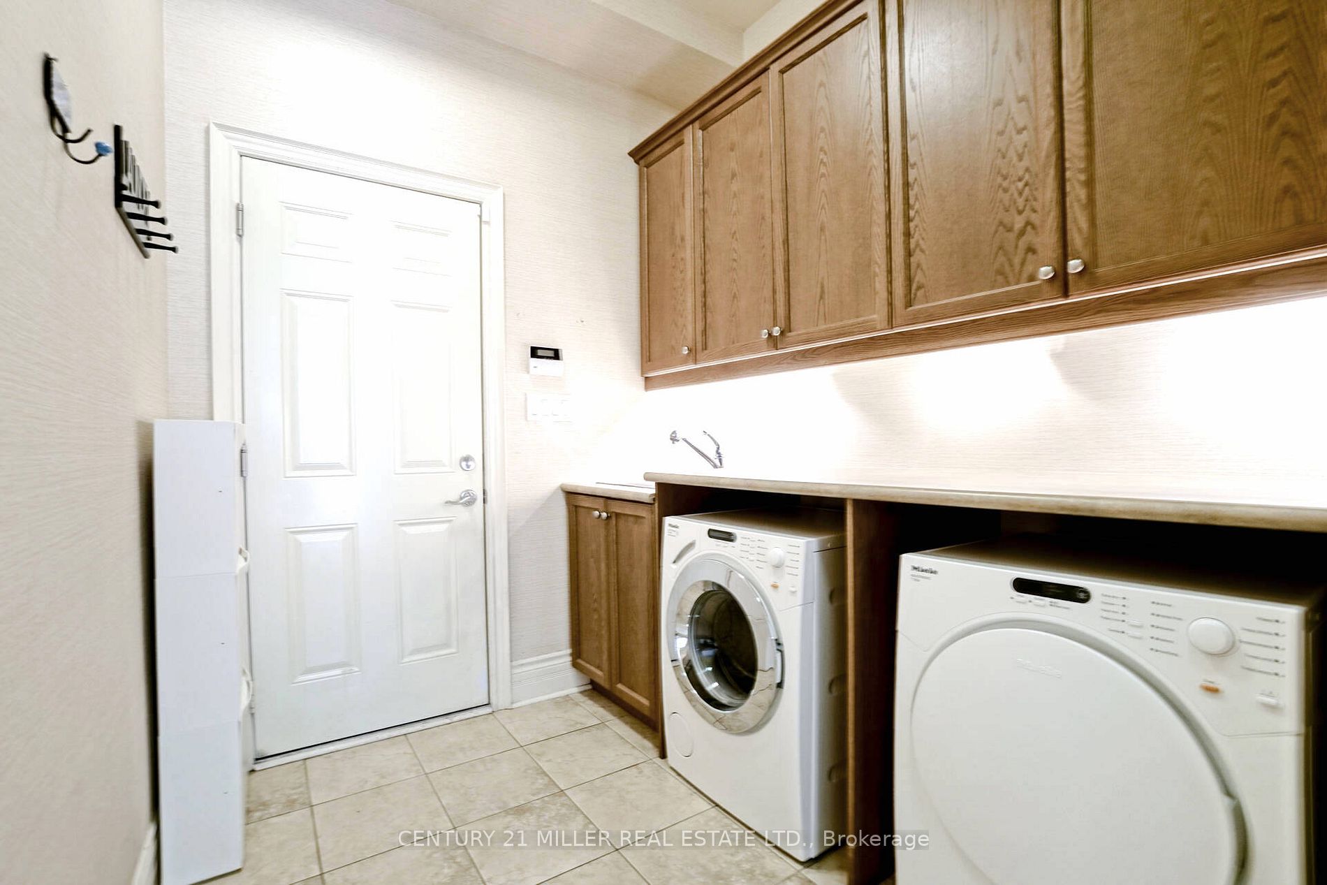3256 Epworth Cres