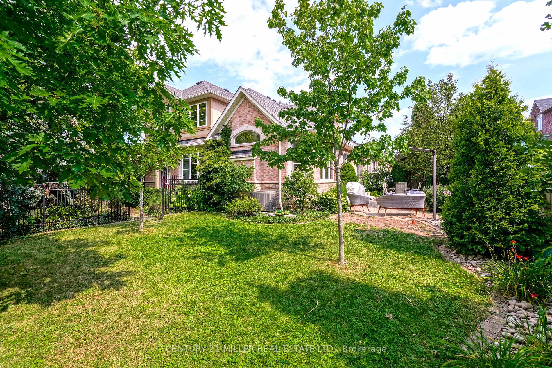 3256 Epworth Cres
