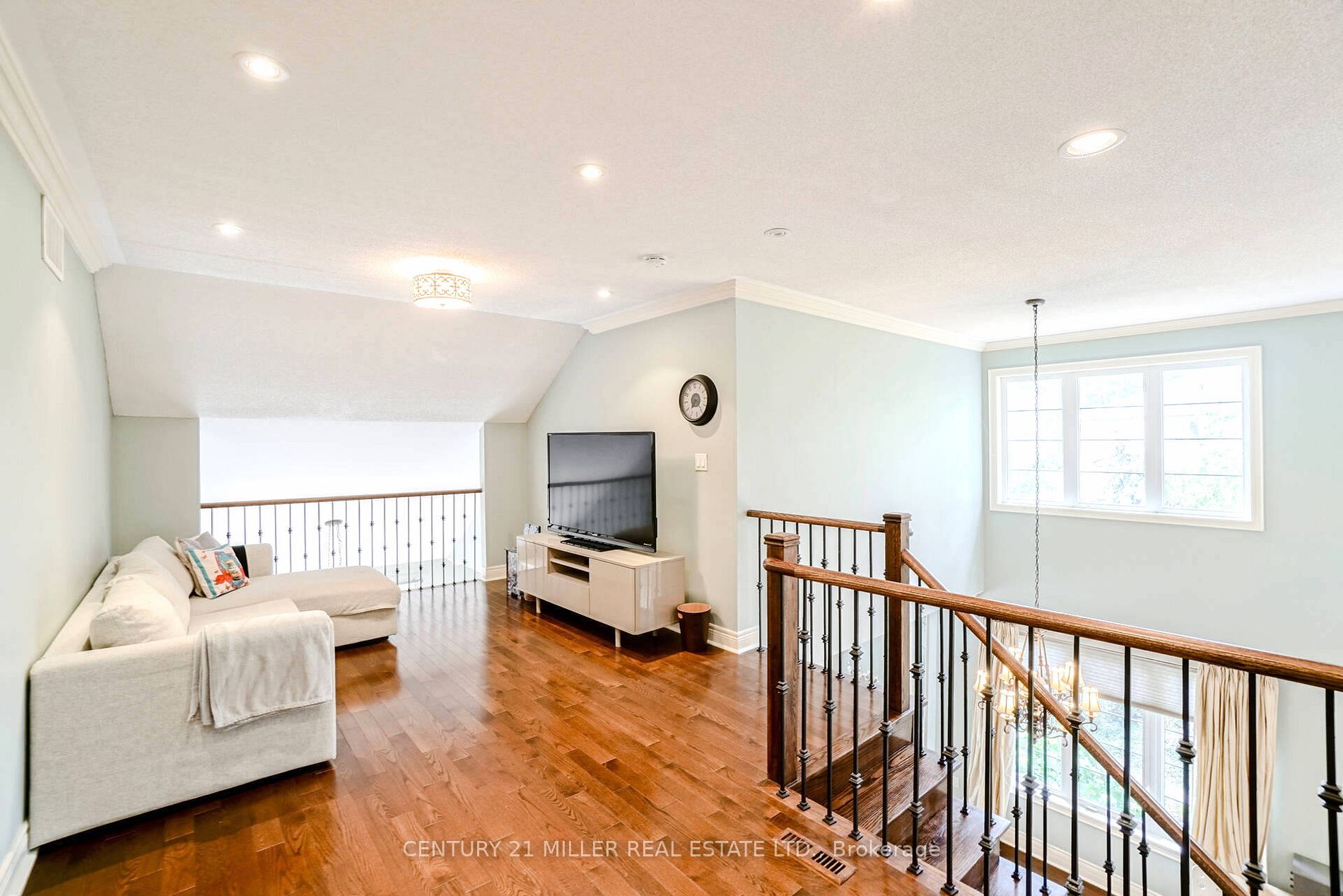 3256 Epworth Cres