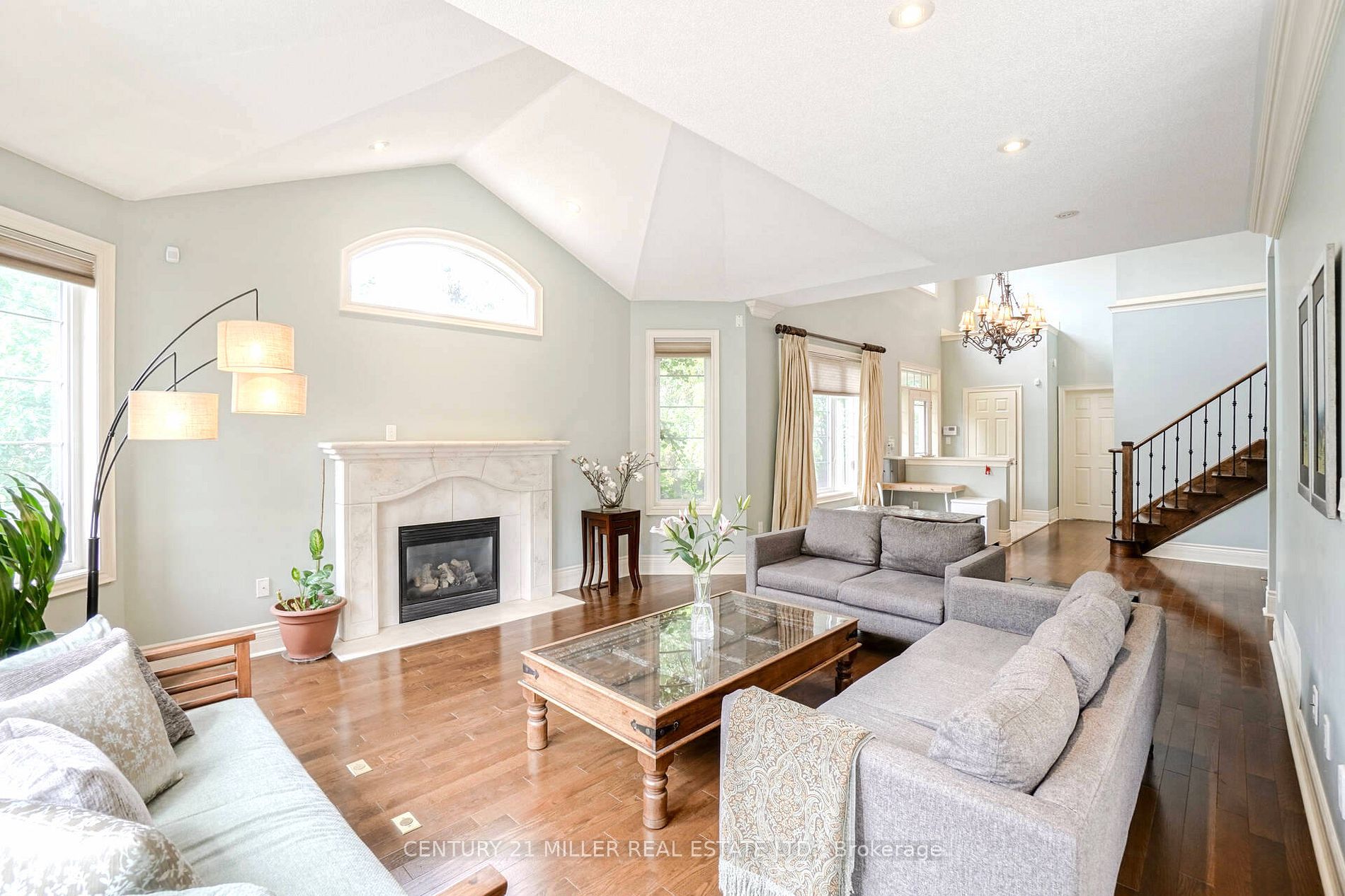 3256 Epworth Cres