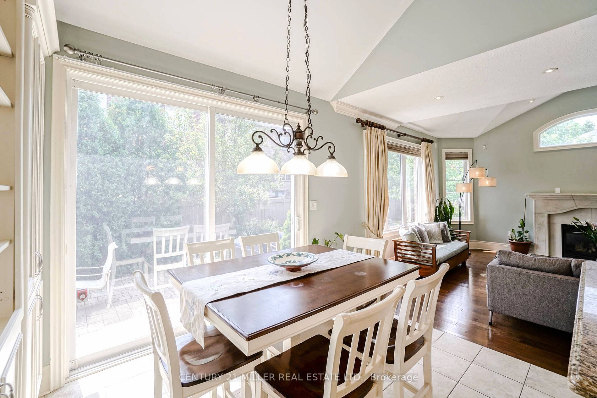 3256 Epworth Cres
