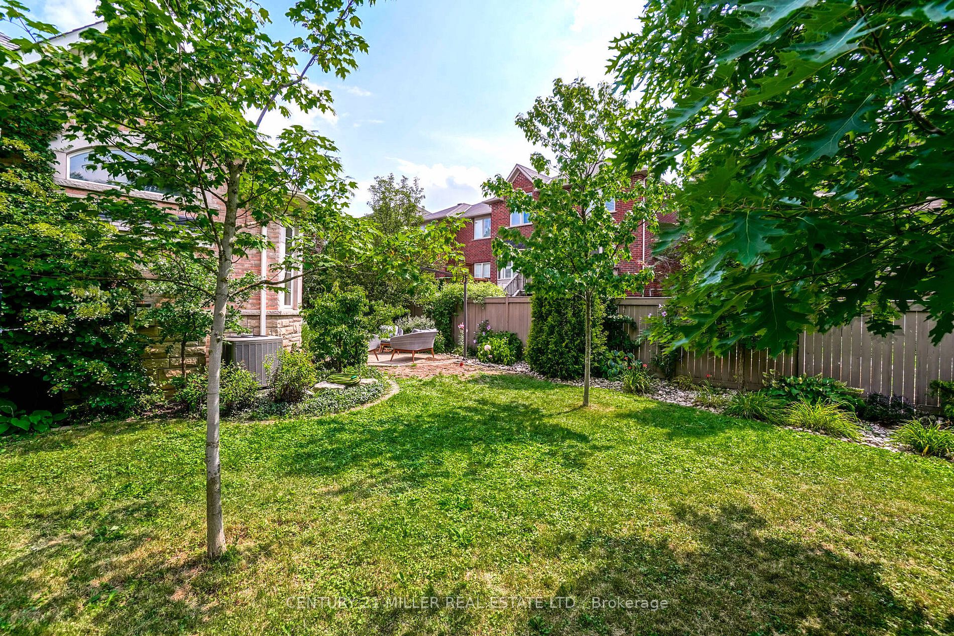 3256 Epworth Cres