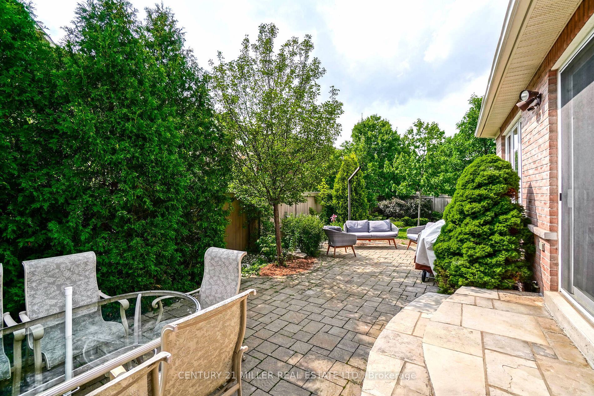 3256 Epworth Cres